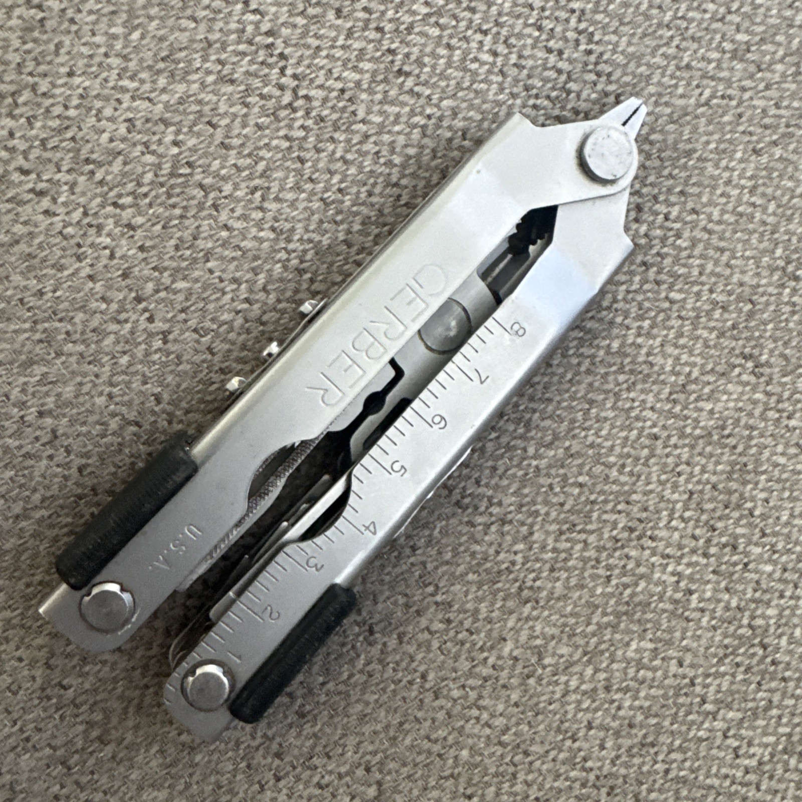 Gerber Multi-Tool MP 600 Silver & Camo carrying case Needle Nose
