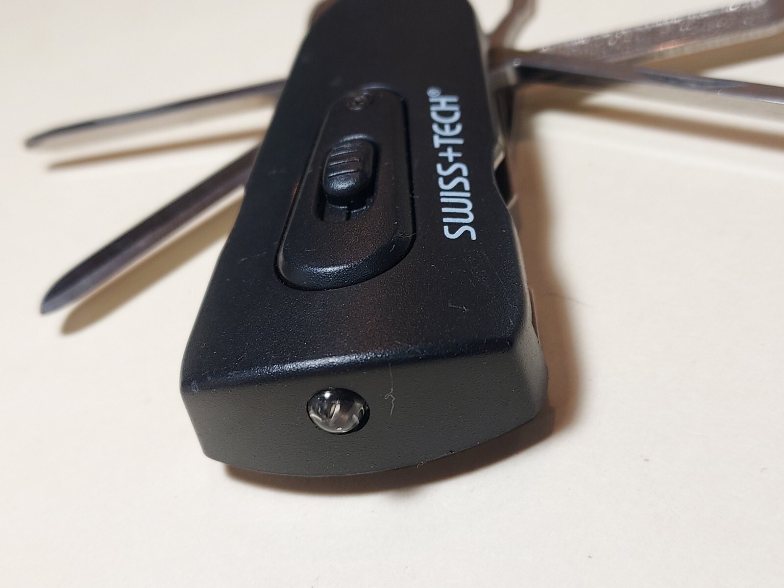 Swiss+Tech Swivel Tool 8-in-1 bottle opener multi tool – light does not work