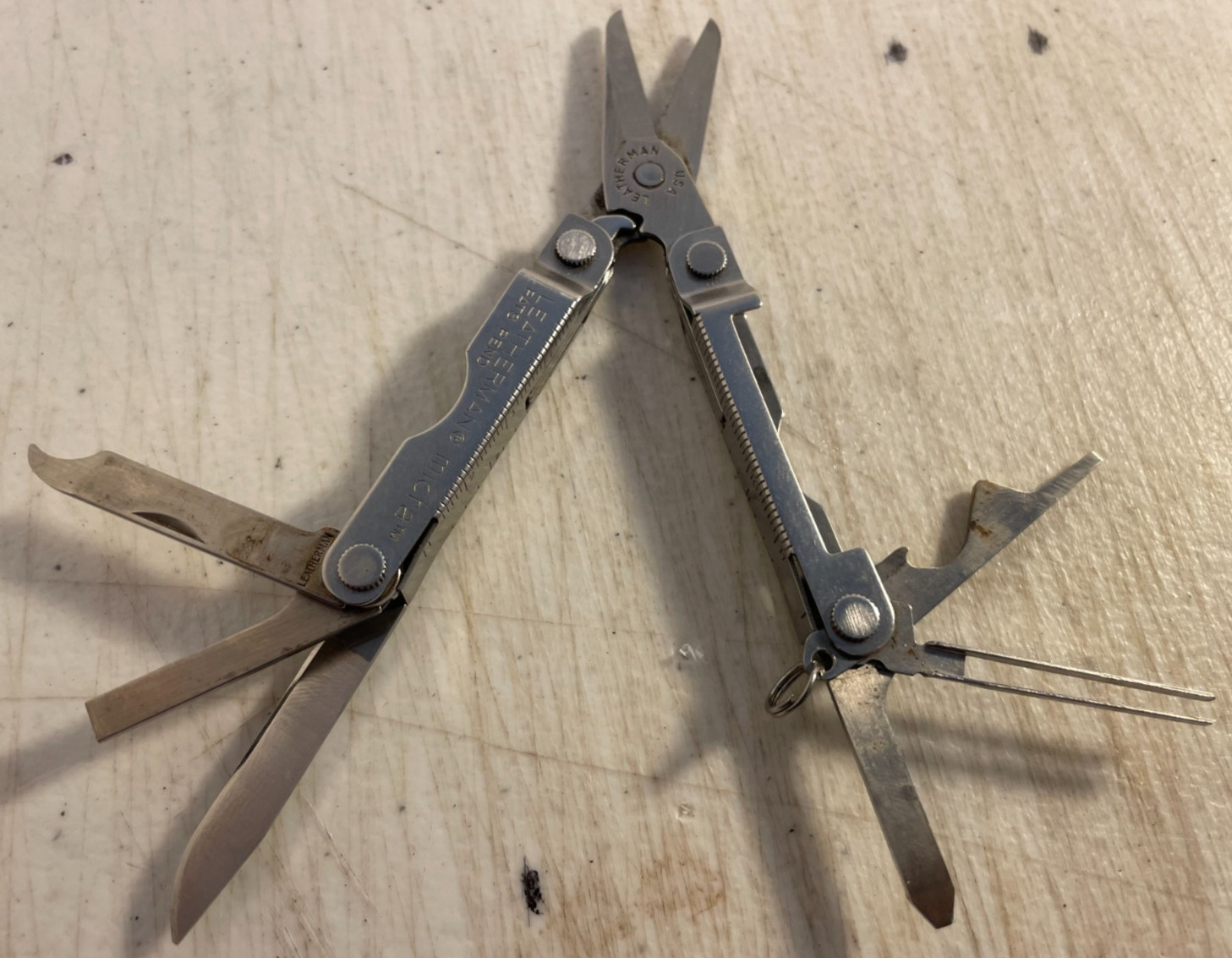 Survival kit junkyard: Storm, Leatherman, LED