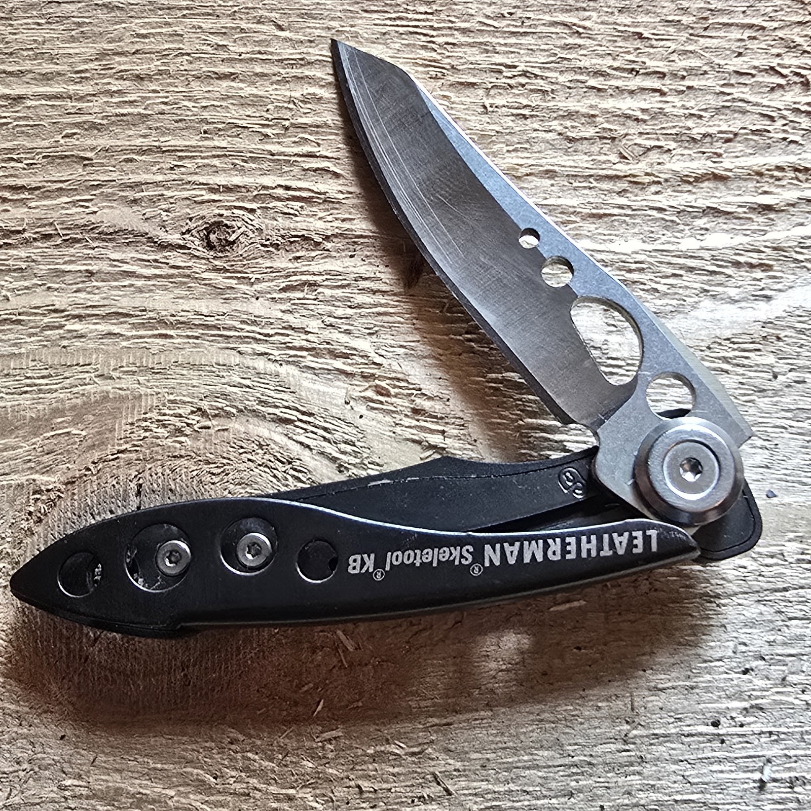 LEATHERMAN SKELETOOL KB KNIFE PLAIN EDGE BLADE W/ BOTTLE OPENER