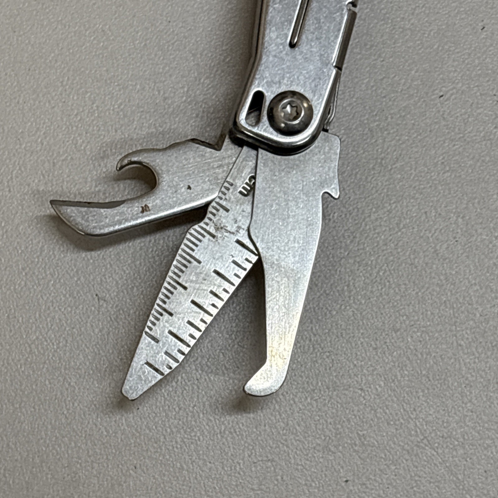 Leatherman Wingman Multitool with 14 tools Needle Nose pliers, wire cutter (029)