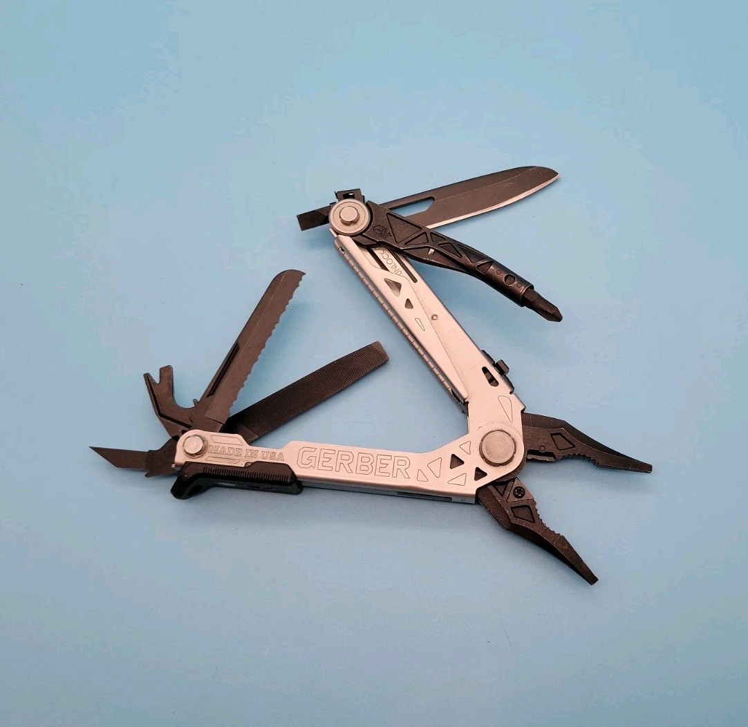 Gerber Center Drive Multi-Tool w/Sheath – Black/Silver – Pliers, Knife – USA