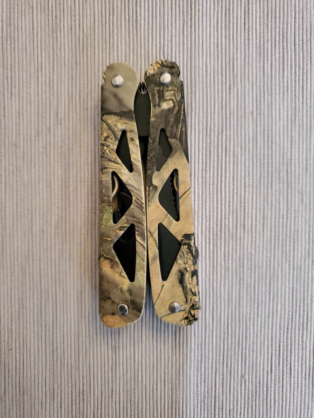 Camo 9-In-1 Multi-Tool Screwdriver Knife Pliers Saw Pocketknife Pocket Knife