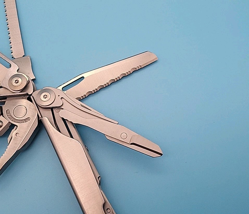 Leatherman Surge Multi-Tool w/ Sheath – Dated 1217 – Silver – Pliers, Knife