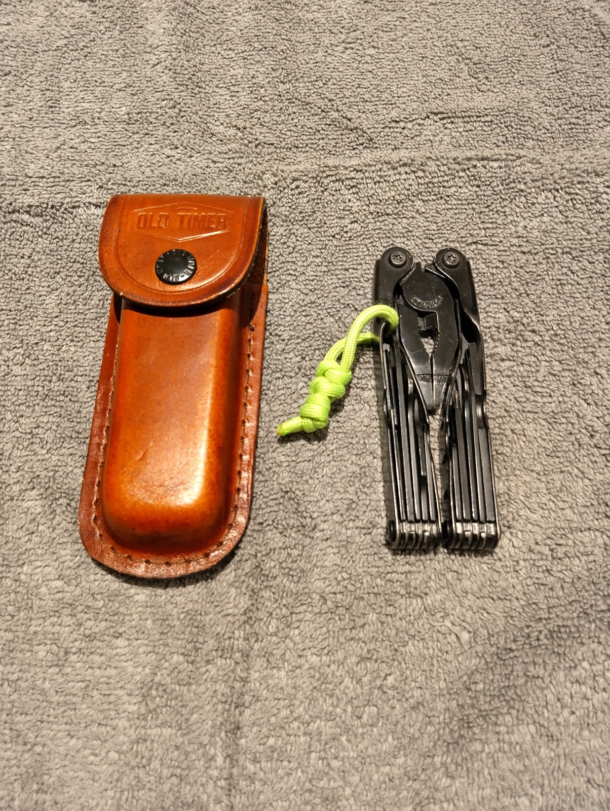 SCHRADE TOUGH TOOL Multitool/Black Finish with Leather Sheath