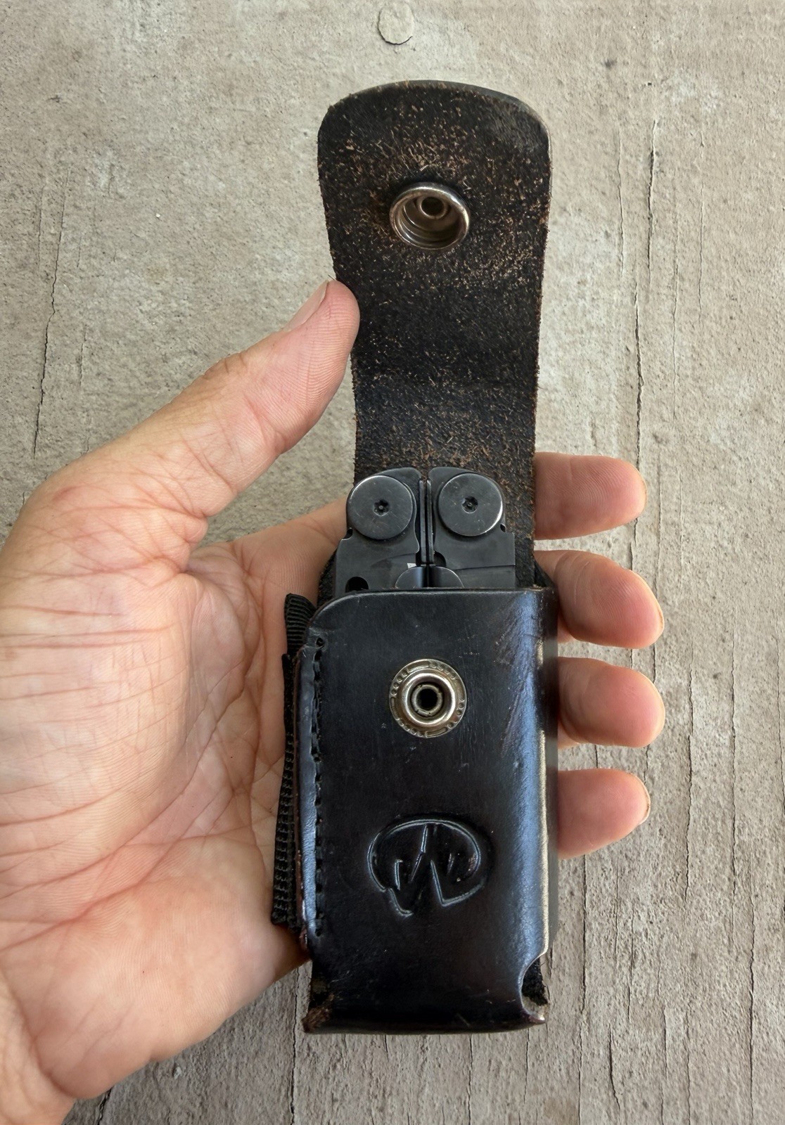 LEATHERMAN WAVE BLACK OXIDE STAINLESS STEEL FOLDING MULTI TOOL IN LEATHER SHEATH