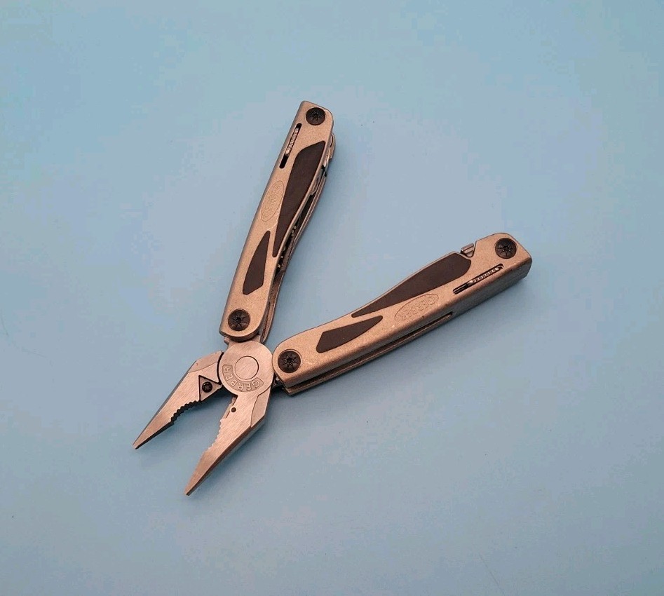 Gerber MP800 Legend Multi-Plier Multi Tool – Carbide Cutters Pliers, Knife, File