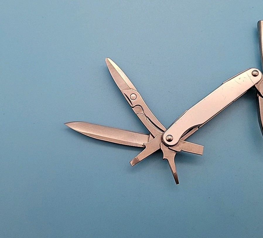 Leatherman JUICE SC2 Multi-Tool – Dated 1202- Gray – Pliers, Corkscrew