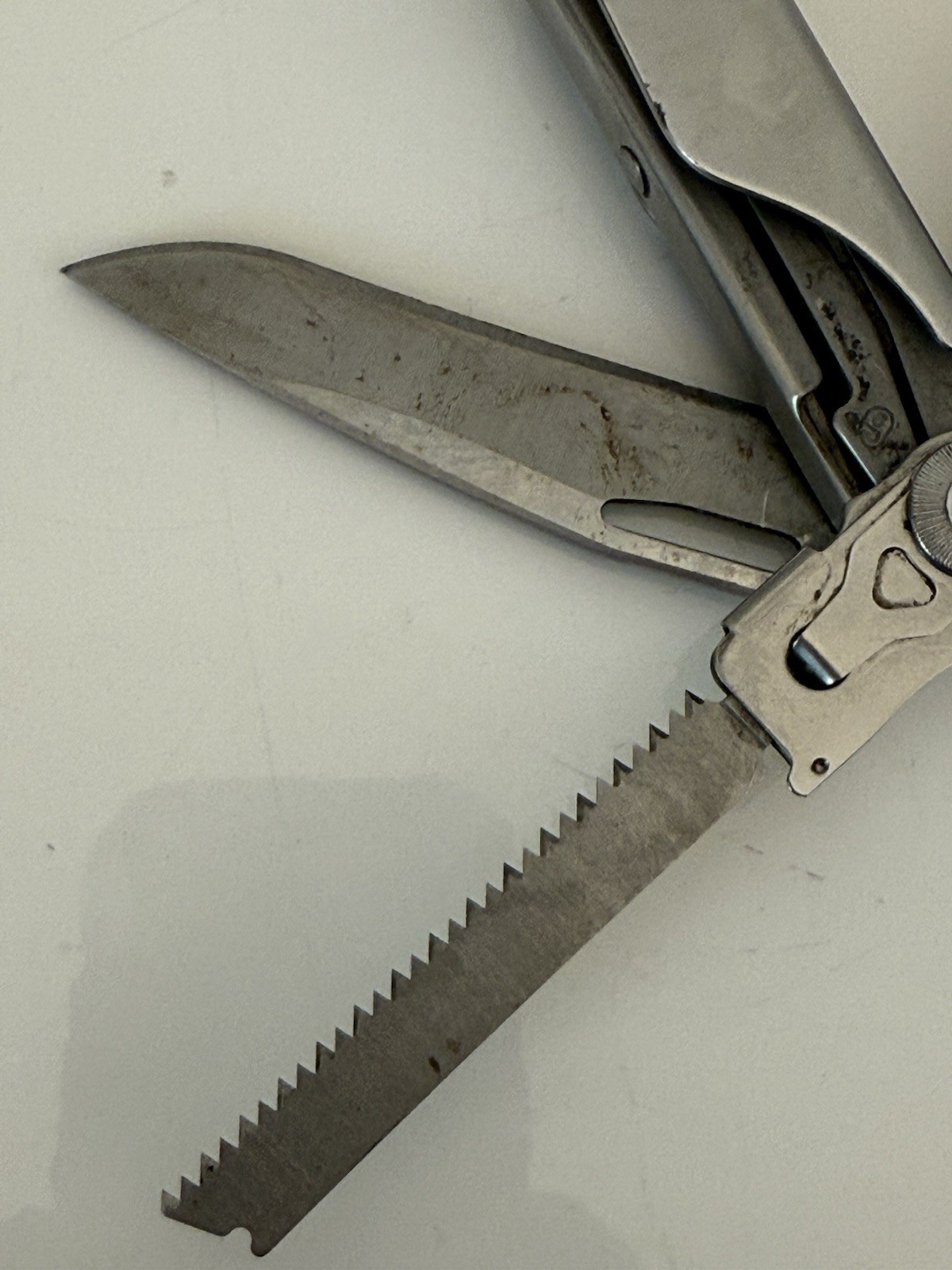 LEATHERMAN SURGE 21-In-1 Stainless Heavy Duty Multitool Blade Read
