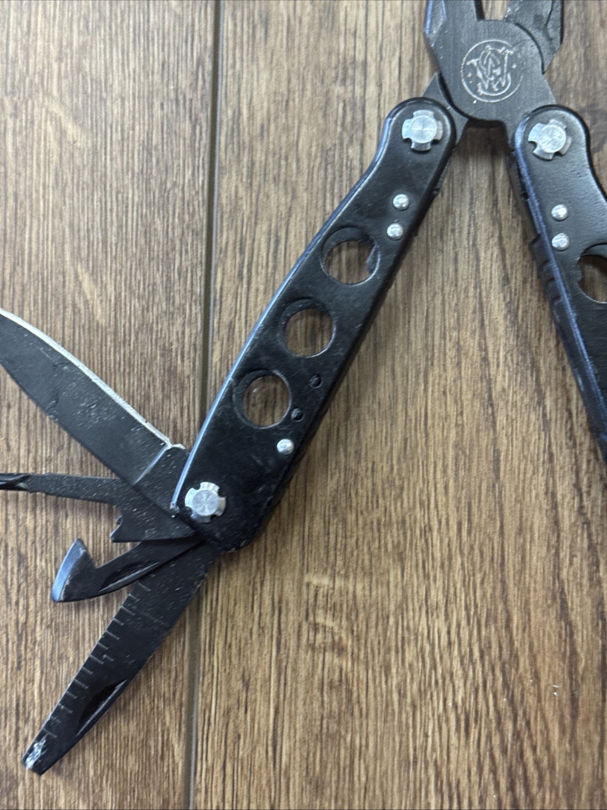 Used Smith & Wesson 16 Function Multi-Tool Black Knife