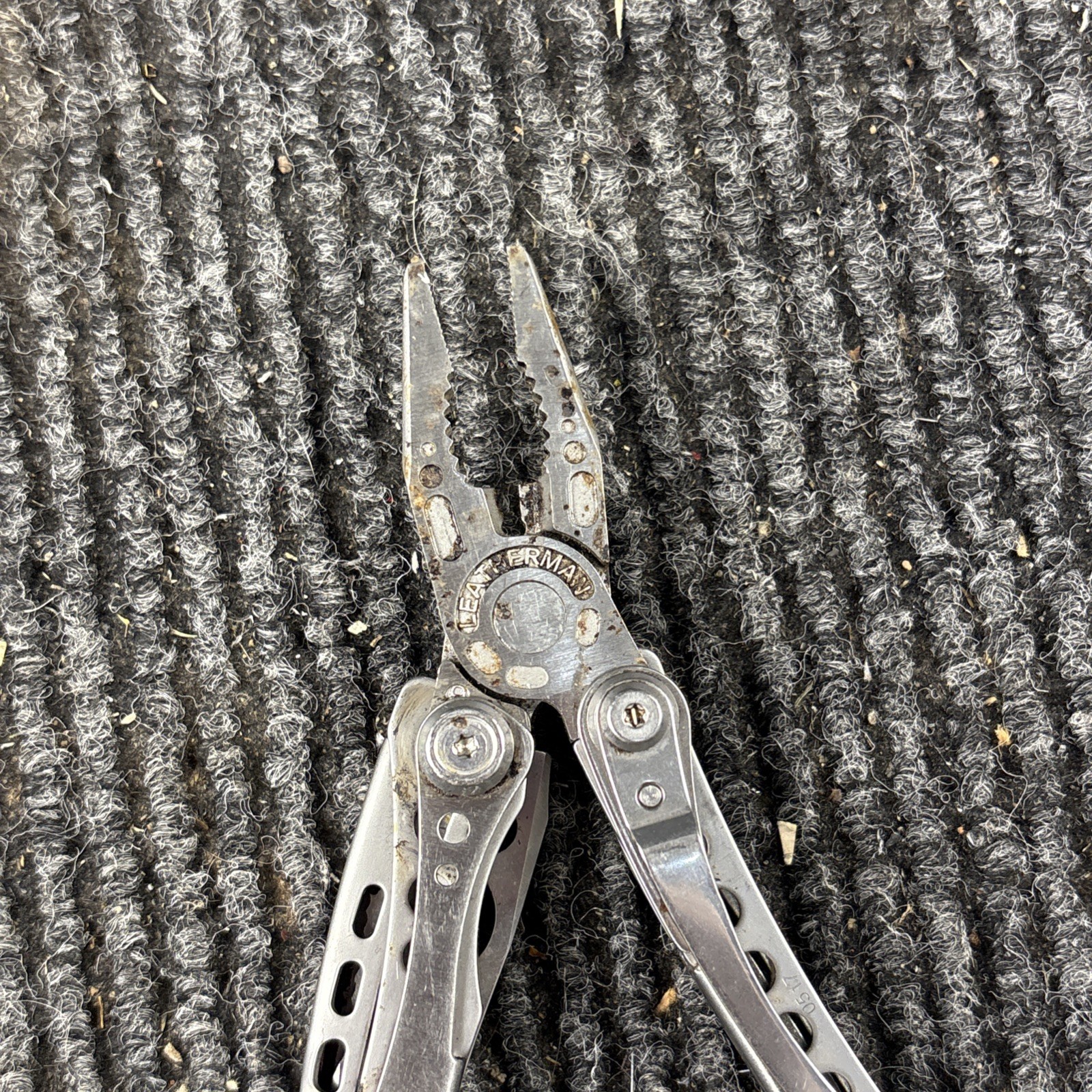 LEATHERMAN Skeletool Multi Tool – Combo Edge Blade Knife Pliers Carabiner (067)