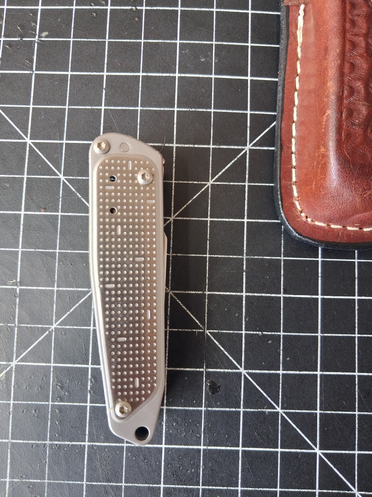 Leatherman Free T2 Multi-Tool 6 Tools 2.5in Stainless Blade w/ Leather Sheath
