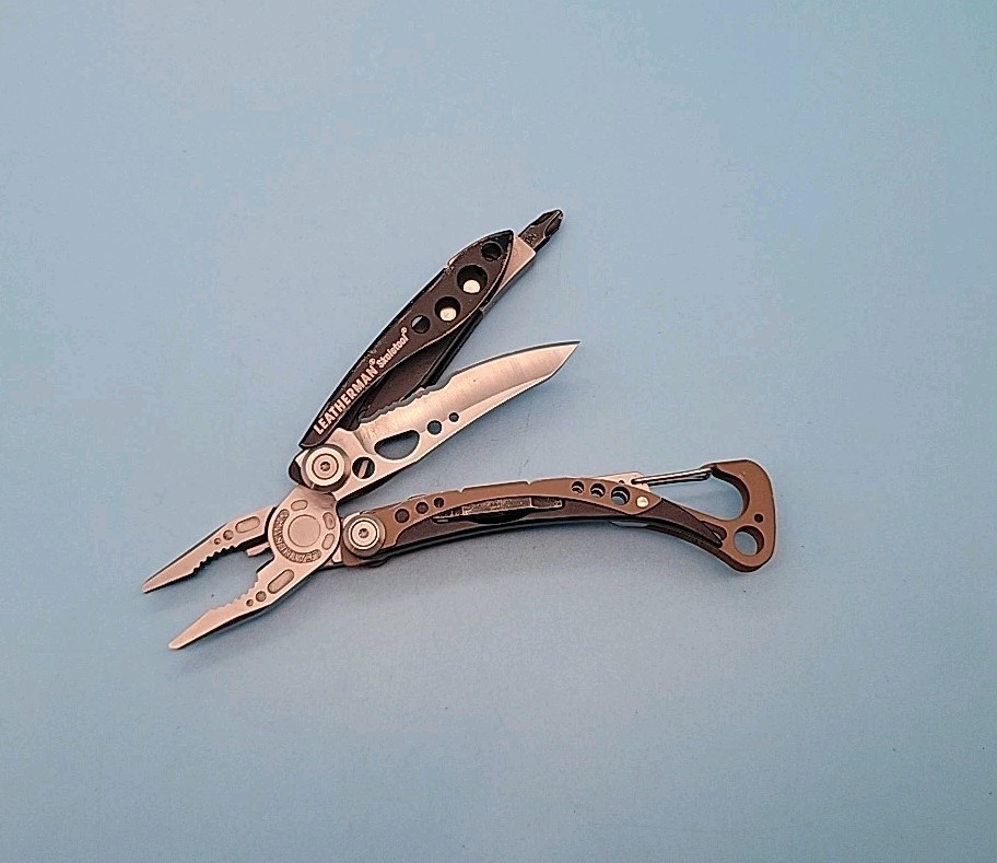 Leatherman Skeletool Multi-Tool – Pliers, Combo Blade, Driver Bits – Coyote Tan