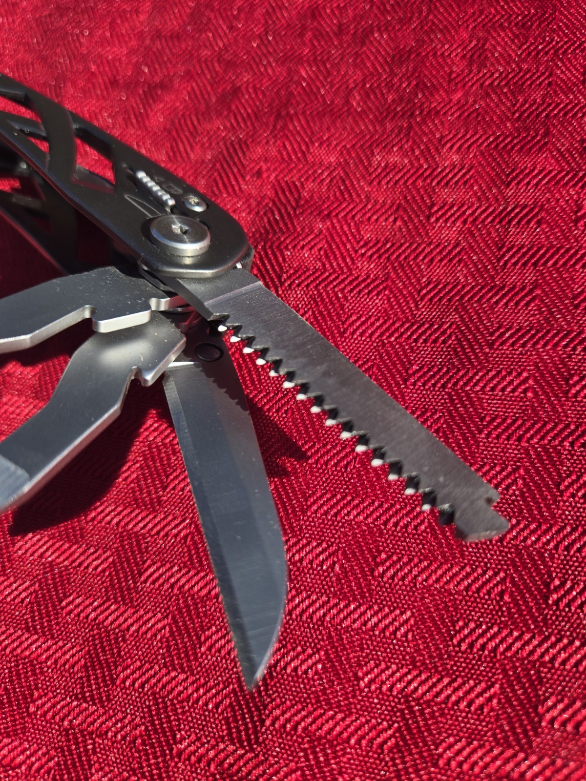 GERBER Suspension w/sheath looks and feels brand new Never Used