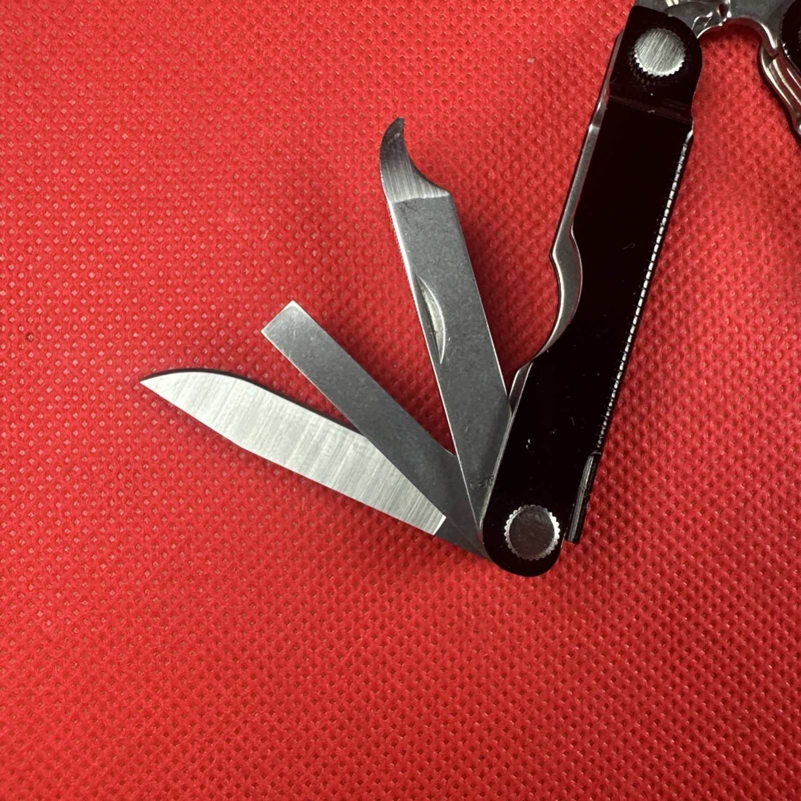 Nice Black Leatherman Micra Multi-Tool, scissor, knife, tweezer, screwdriver