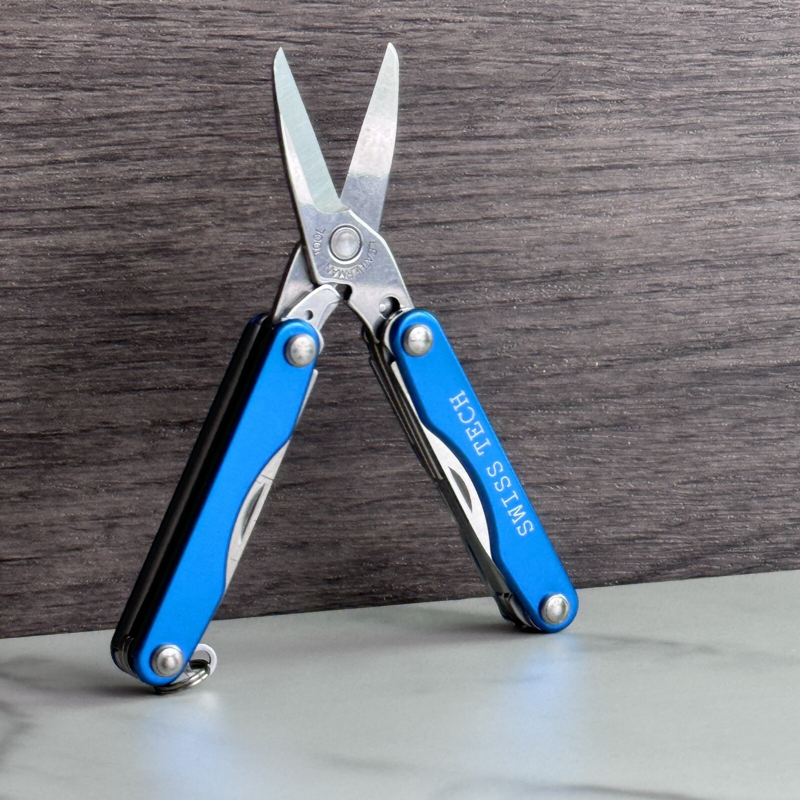 Leatherman Squirt S4 Glacier Blue Small Keychain Multitool Squirt S4 Blue