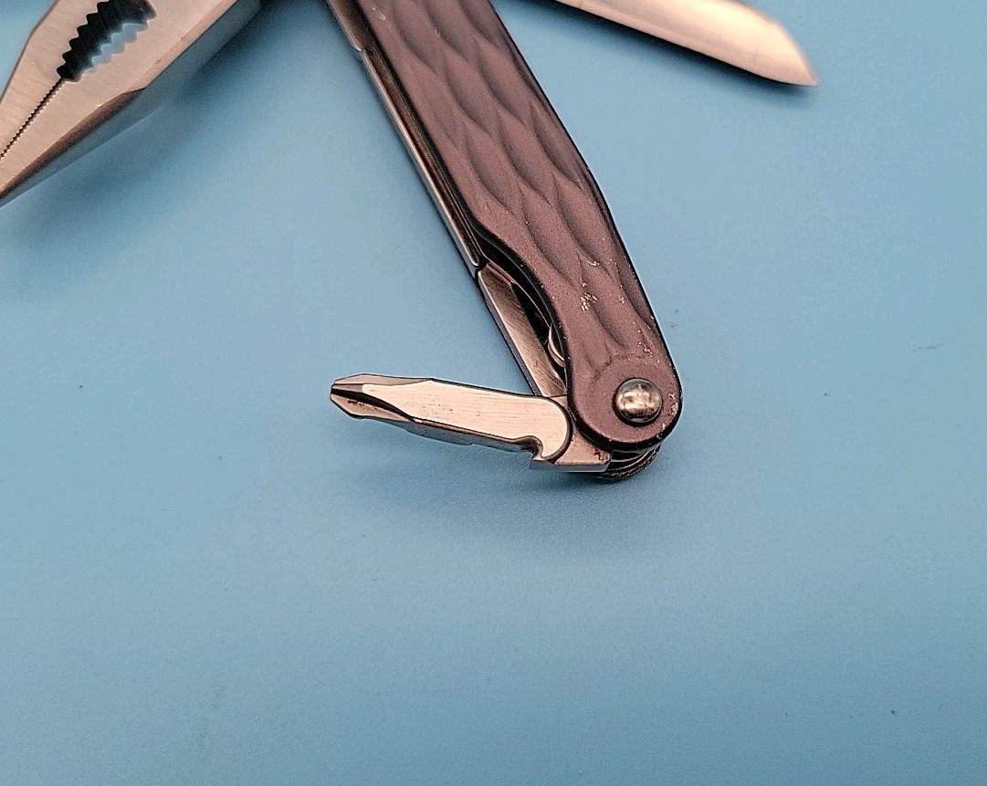 Leatherman JUICE C2 Multi-Tool – Dated 0214 – Textured Gray – Knife *Retired*