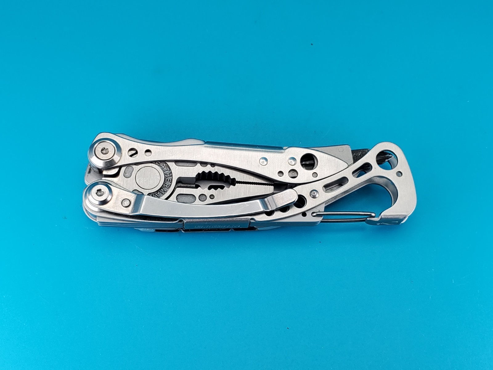 LEATHERMAN Skeletool Multi Tool – Combo Edge Blade Knife Pliers Carabiner!!!