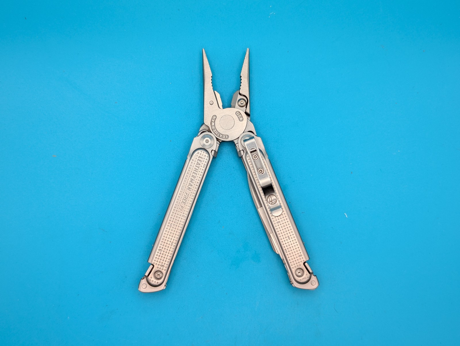 Leatherman FREE P2 Stainless Multi-Tool! WITH SHEATH!