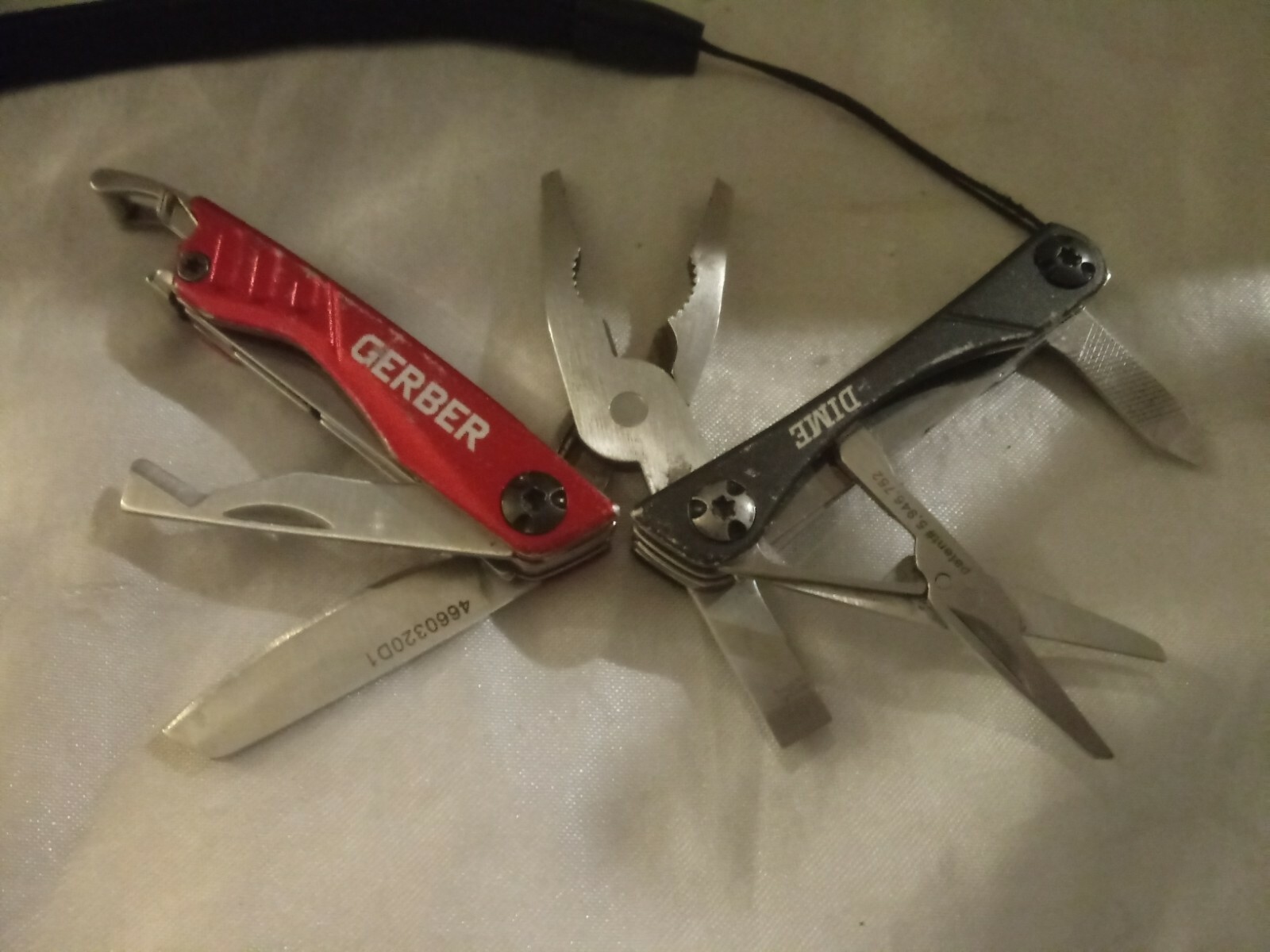 GERBER STAINLESS STEEL DIME RED MULTI TOOL PLIER SCISSORS KNIFE 31-001040
