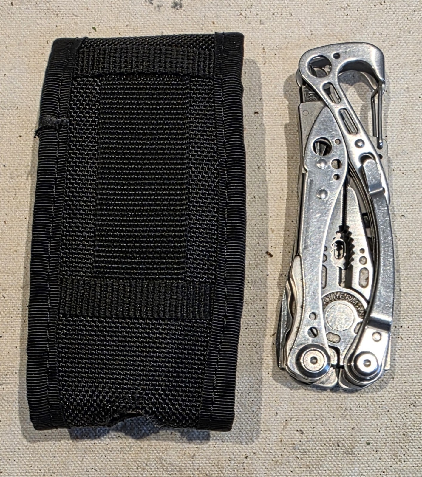Leatherman Skeletool Multi-Tool Stainless Pocket Knife Plier Carabiner Sheath