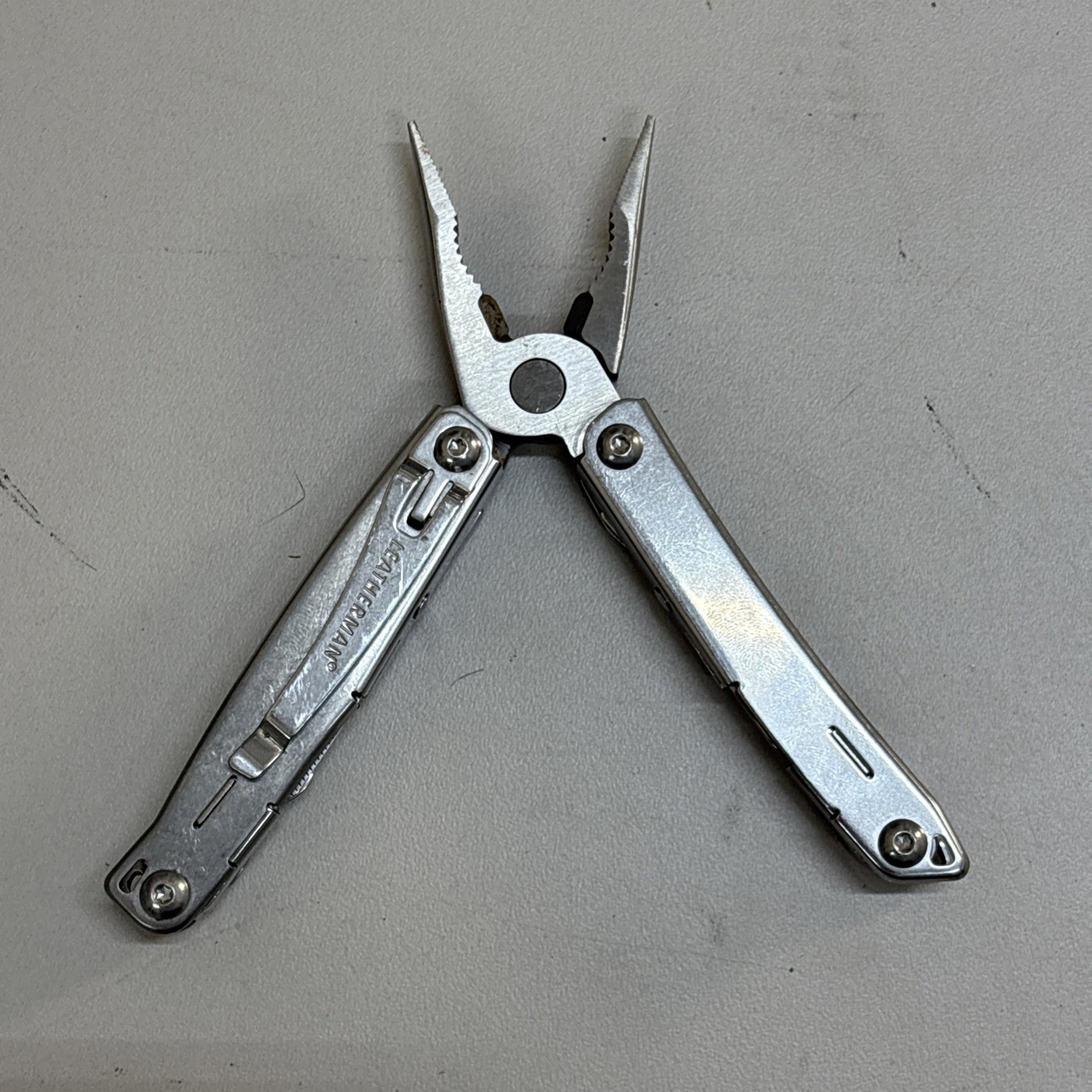 Leatherman Wingman Multitool with 14 tools Needle Nose pliers, wire cutter (037)