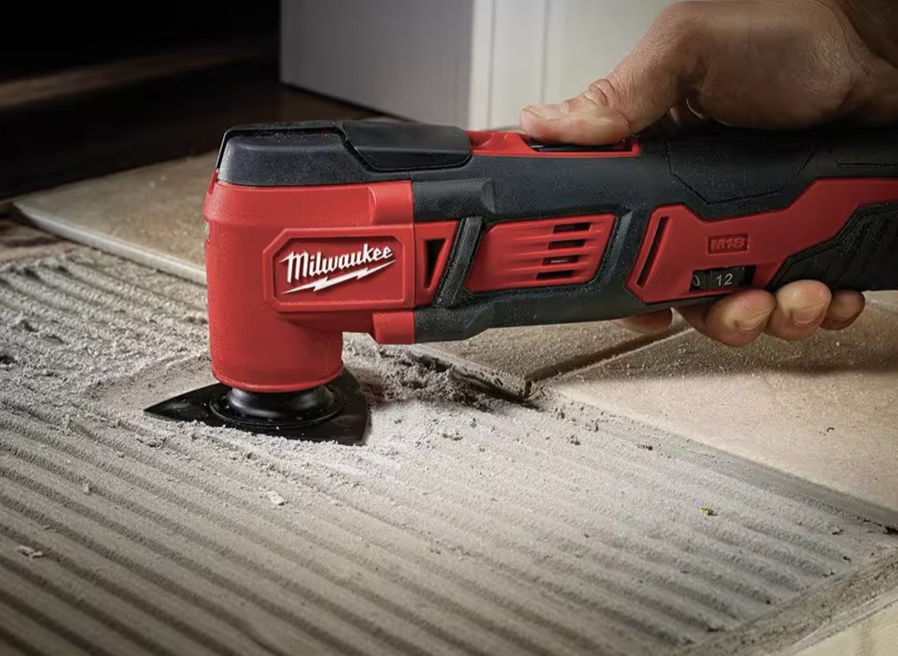 Milwaukee 2626-21 M18 18V Li-ion Cordless Oscillating Multi-Tool Kit (NEW)