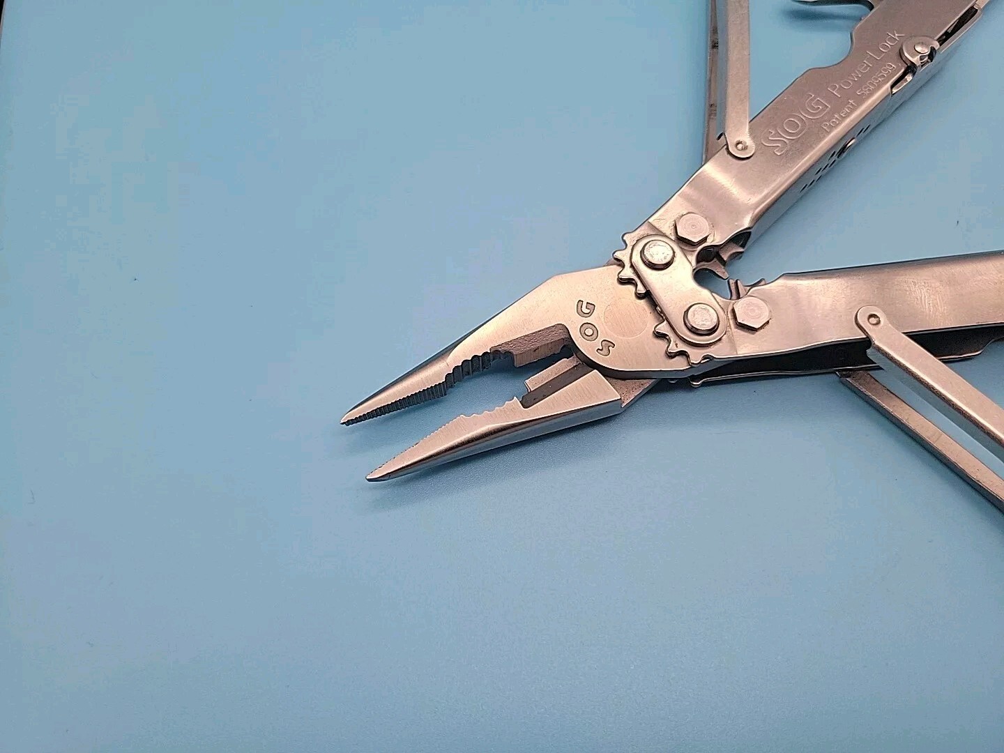 SOG PowerLock Multi-Tool – Compound Leverage Pliers – V-Cutter – 1/4 Driver