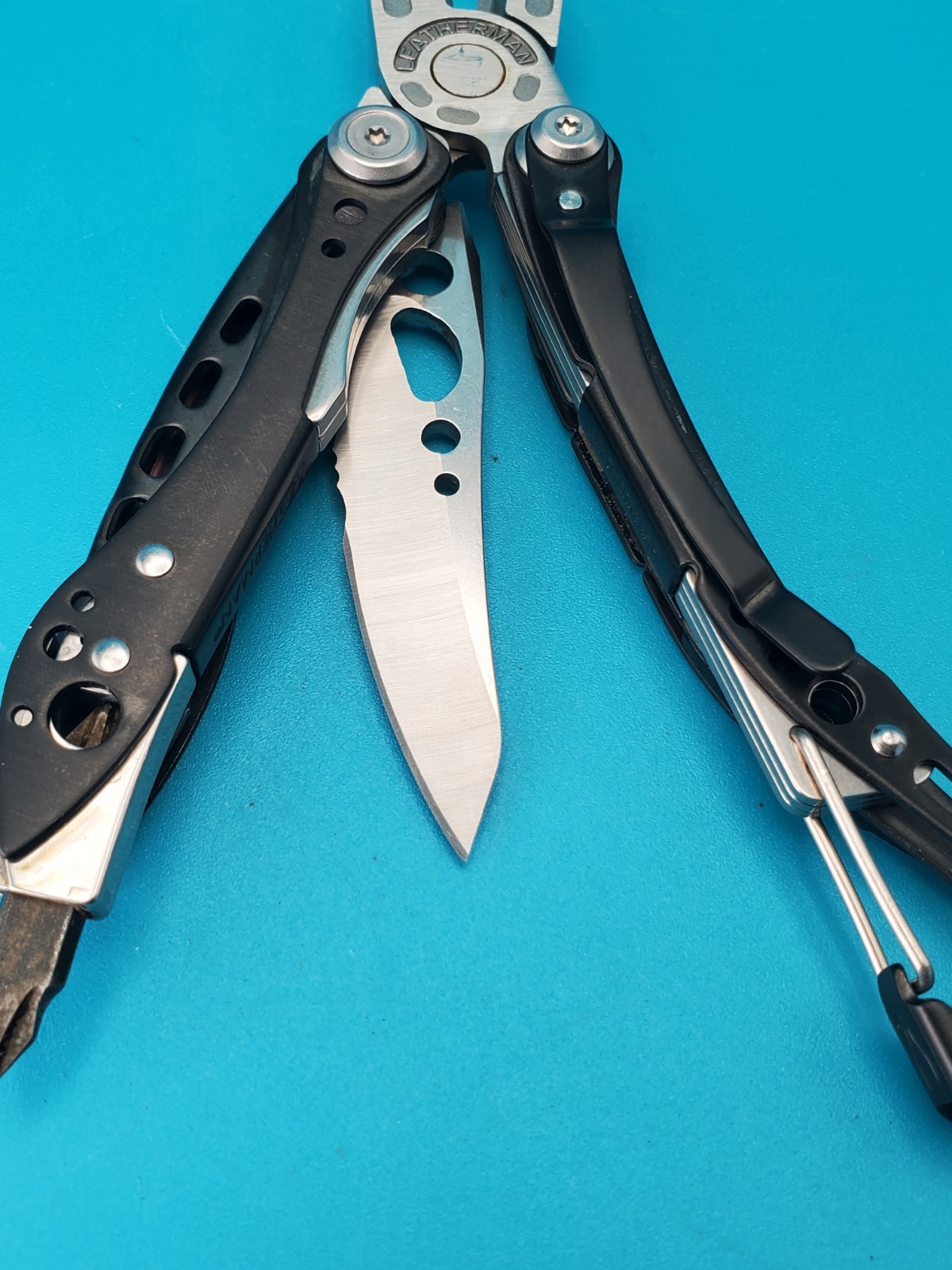 LEATHERMAN Skeletool Multi Tool – Combo Edge Blade Knife Pliers Carabiner!!!