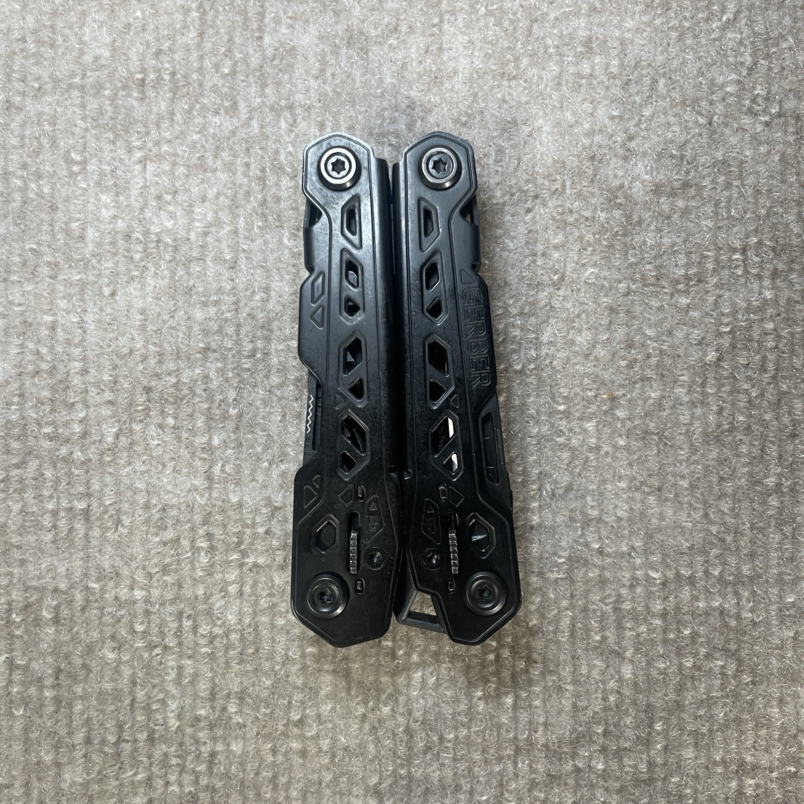 Gerber Truss Needle Nose Pliers Multi-Tool 17-in-One in Black 31-003884