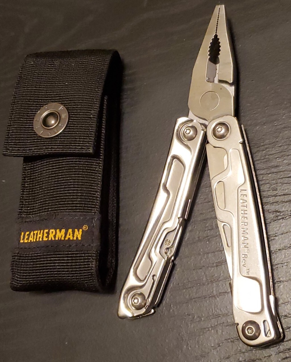 LEATHERMAN REV MULTI-TOOL IS IN MINT CONDITION WITH CASE 034