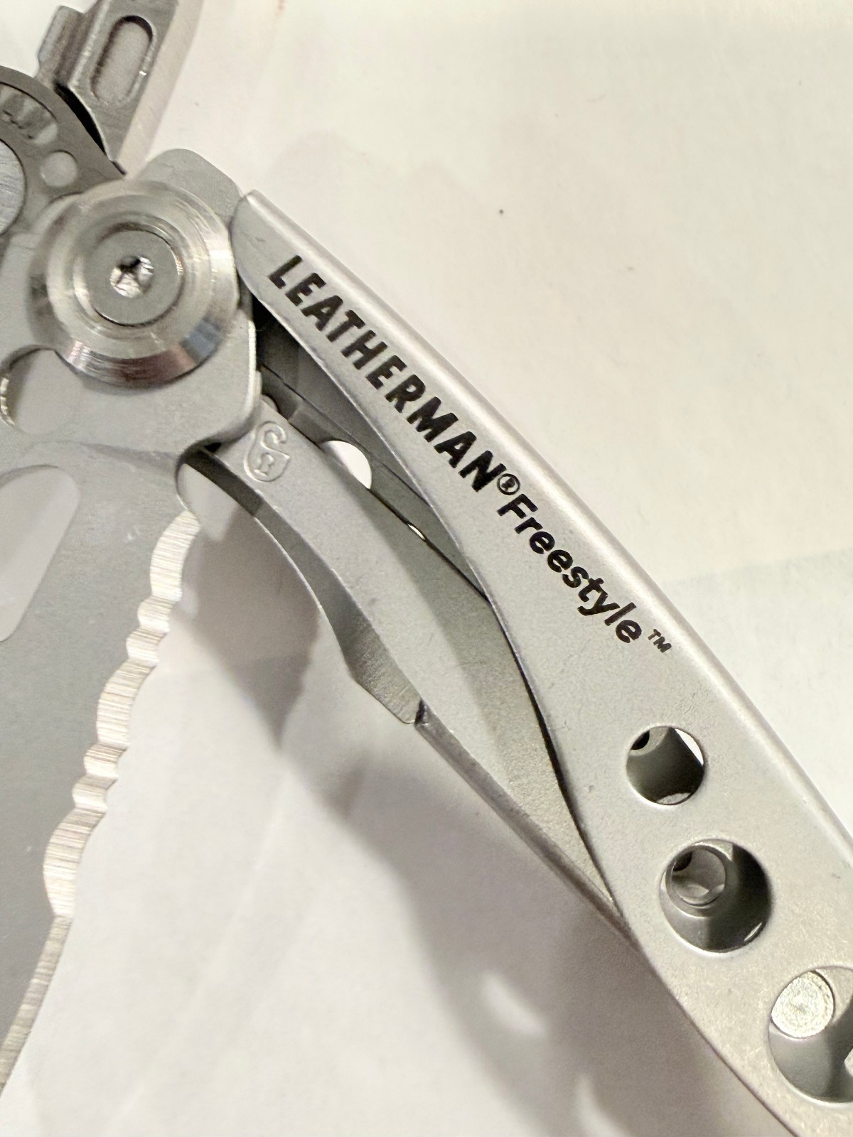 LEATHERMAN FREESTYLE MULTI-TOOL – PLIERS / KNIFE – RETIRED