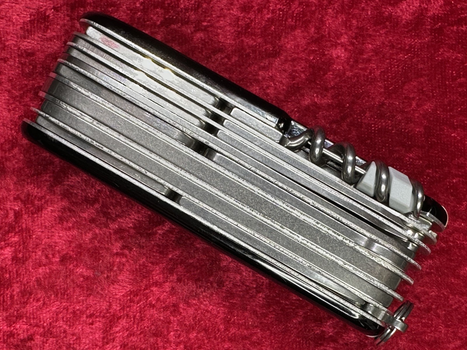 Victorinox SwissChamp Black Swiss Army Knife 91mm 22 Tool 8 Layer (689)