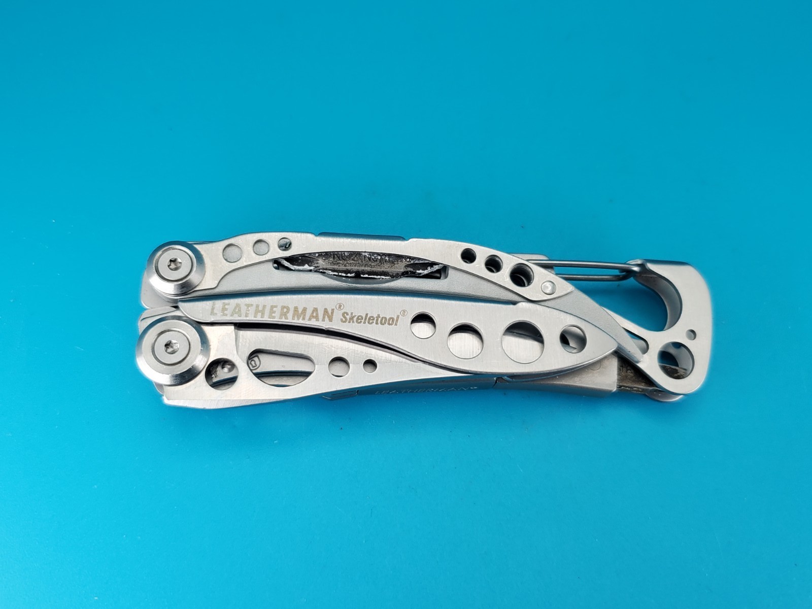 LEATHERMAN Skeletool Multi Tool – Combo Edge Blade Knife Pliers Carabiner!!!