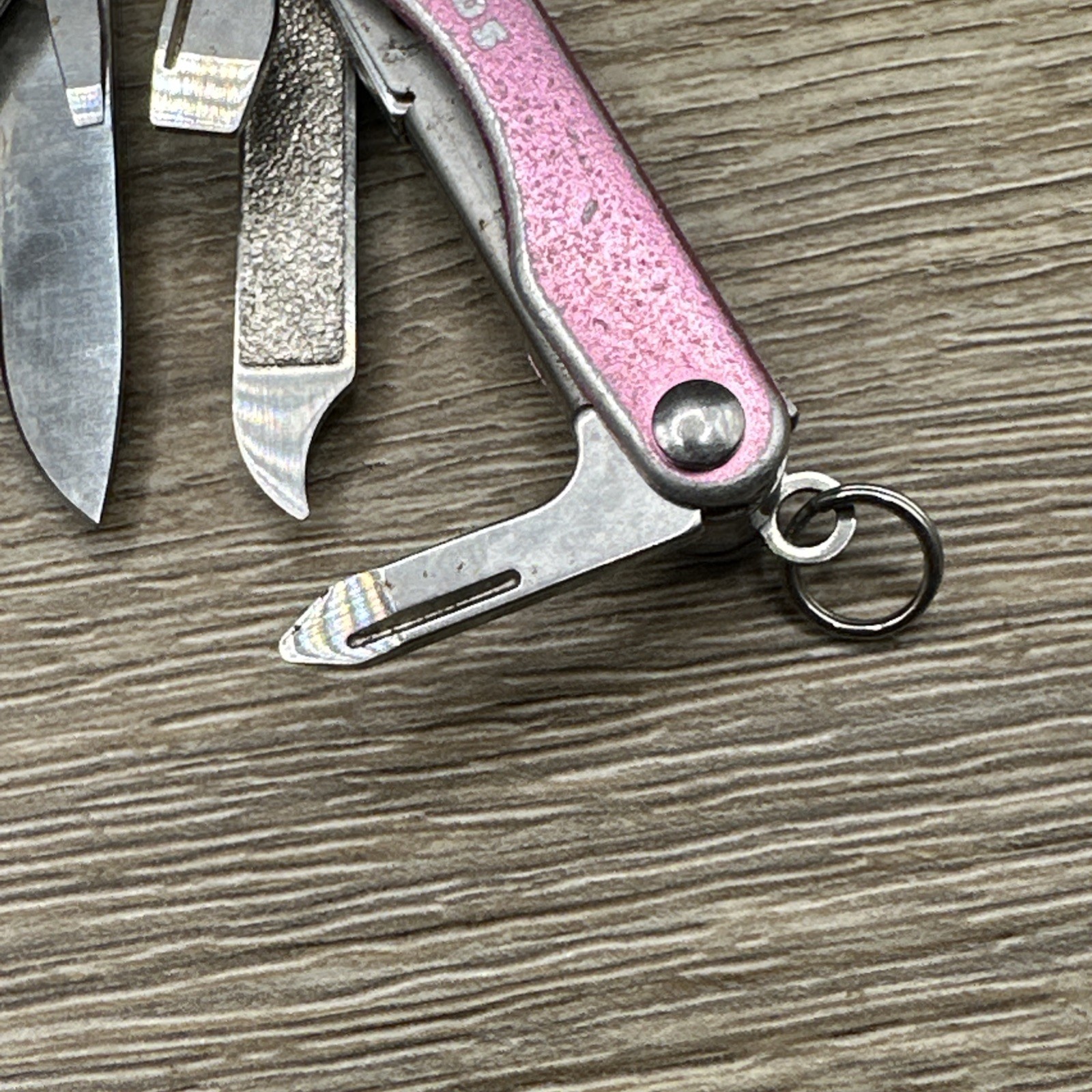 Leatherman Squirt P4 Pink Multitool Multi-Tool – Pliers Multitool 067L