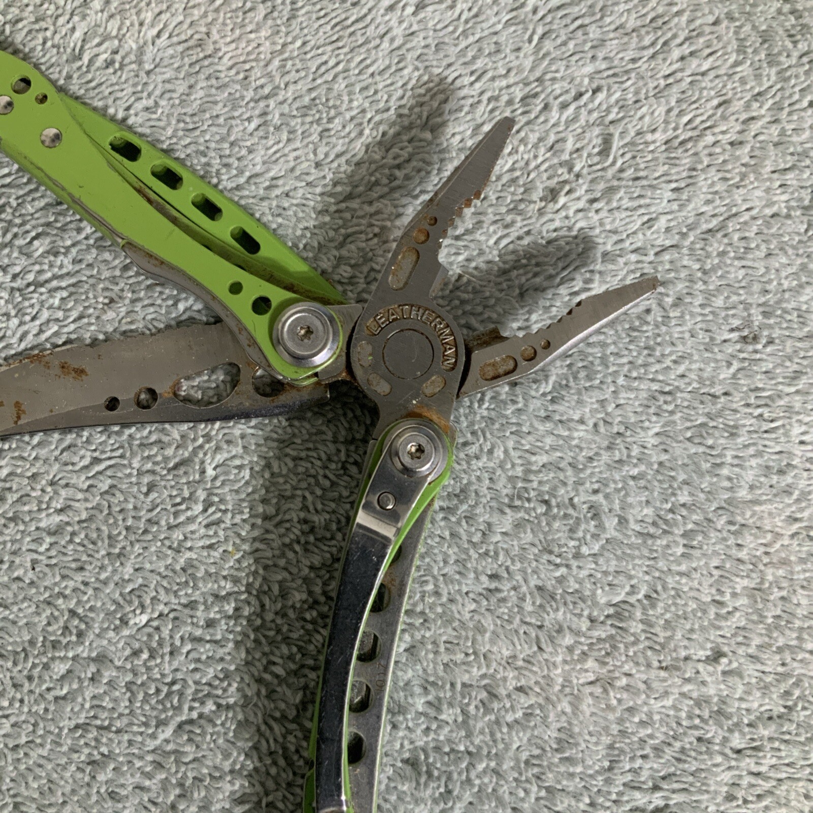 Retired Leatherman “Skeletool Lime Green” Stainless Steel Multi Tool Rust – J11