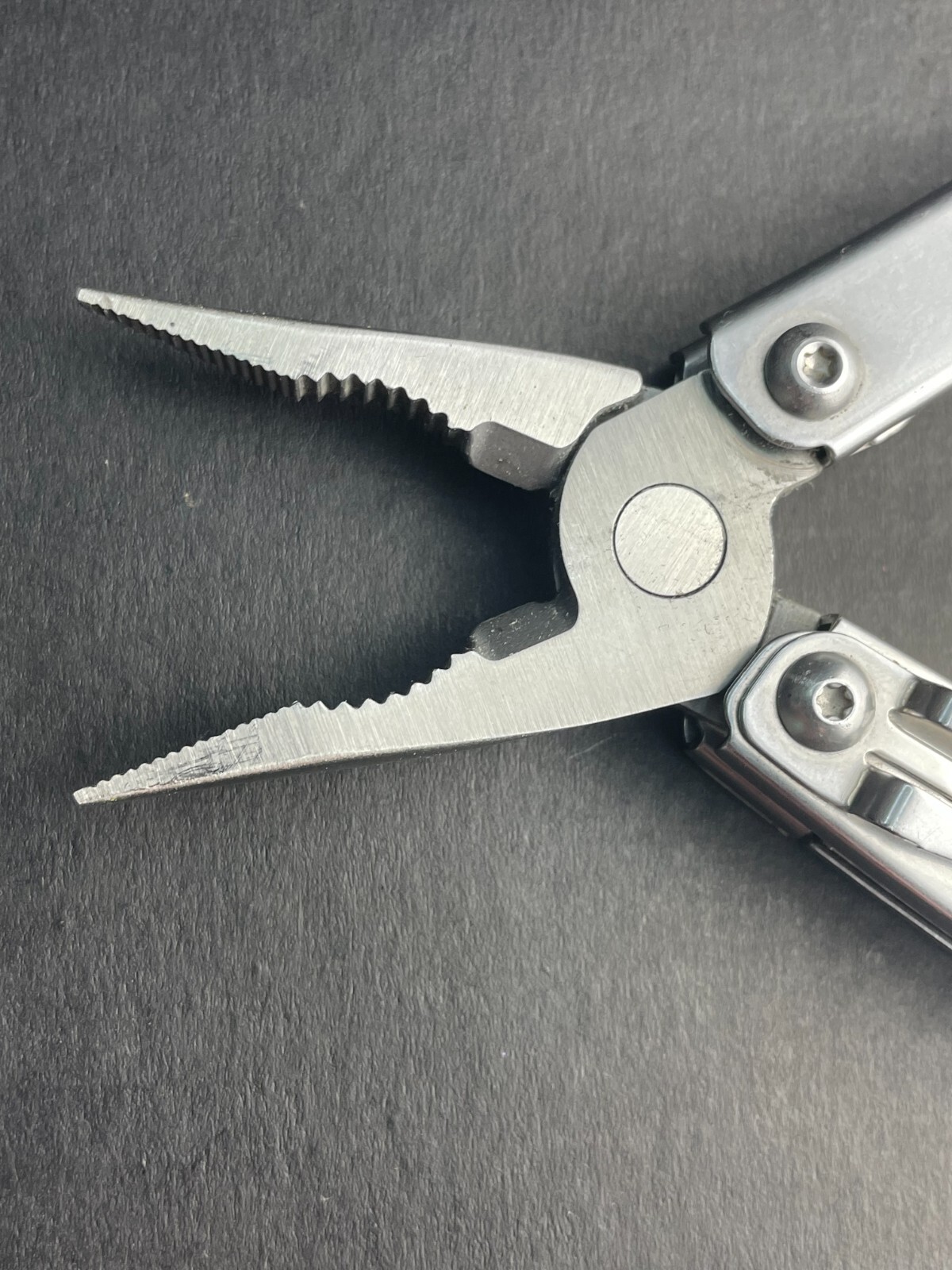 Leatherman Wingman Multitool with 14 tools Needle Nose pliers, wire cutter, etc.