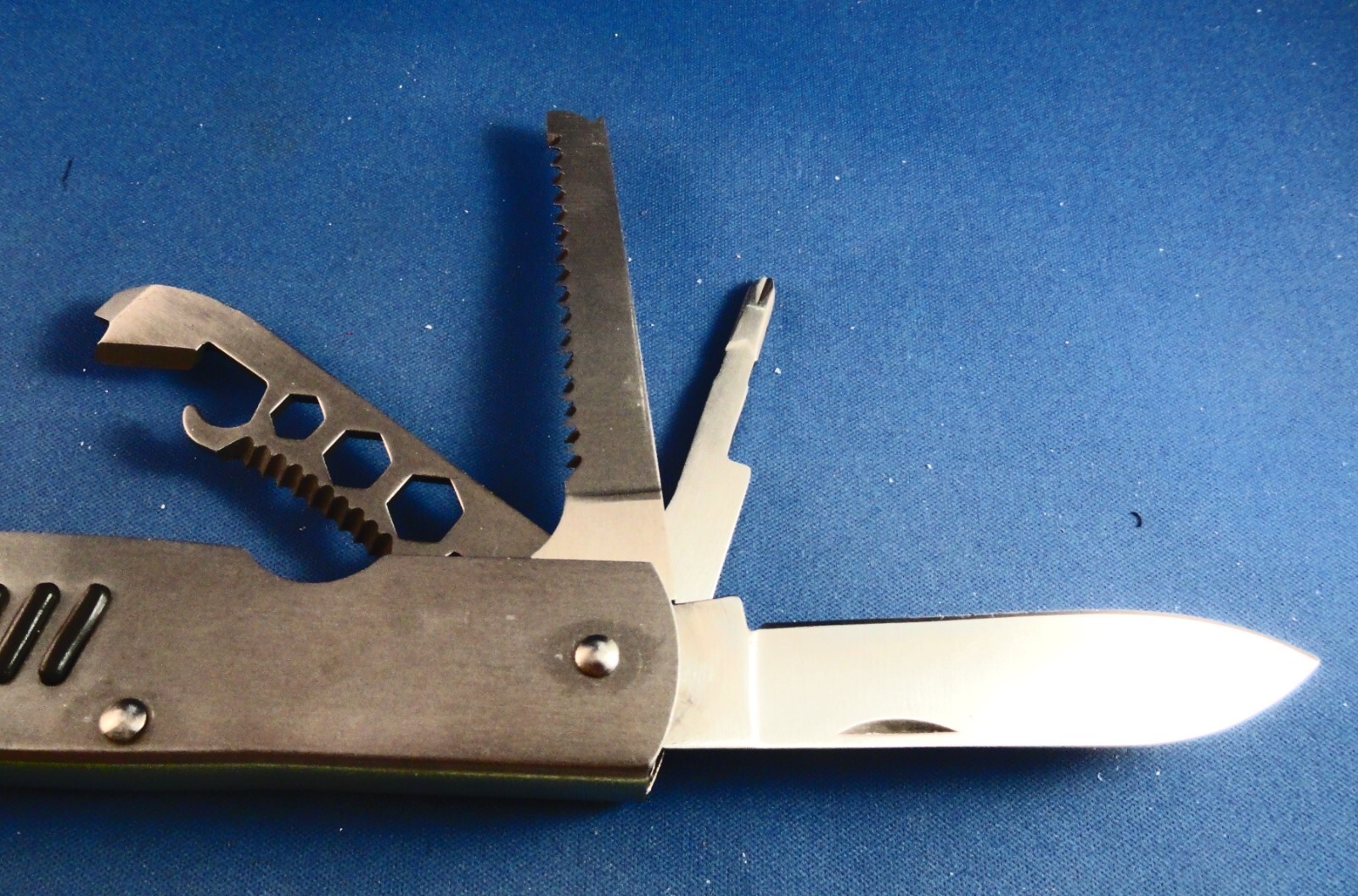 HEAVY DUTY LEATHERMAN LIKE MULTI TOOL: AXE HAMMER ETC