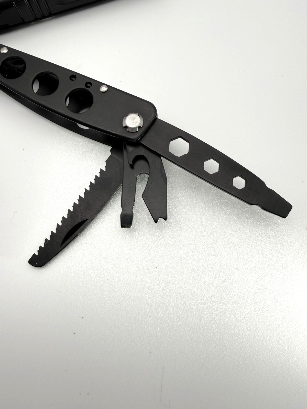 Smith & Wesson Black Multi Tool Pliers Knife Saw Screwdriver w/ Sheath EDC