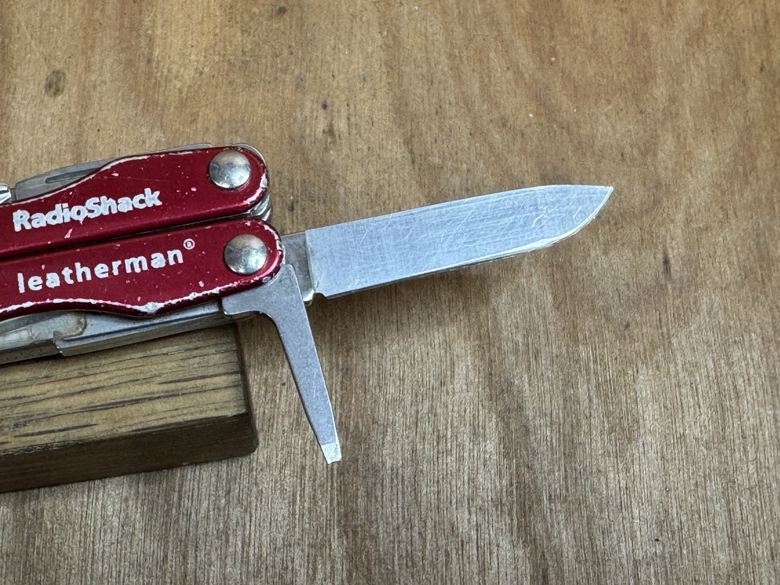 LEATHERMAN Squirt E4 Red Radio Shack Electrical Rare Limited Edition USA GREAT!