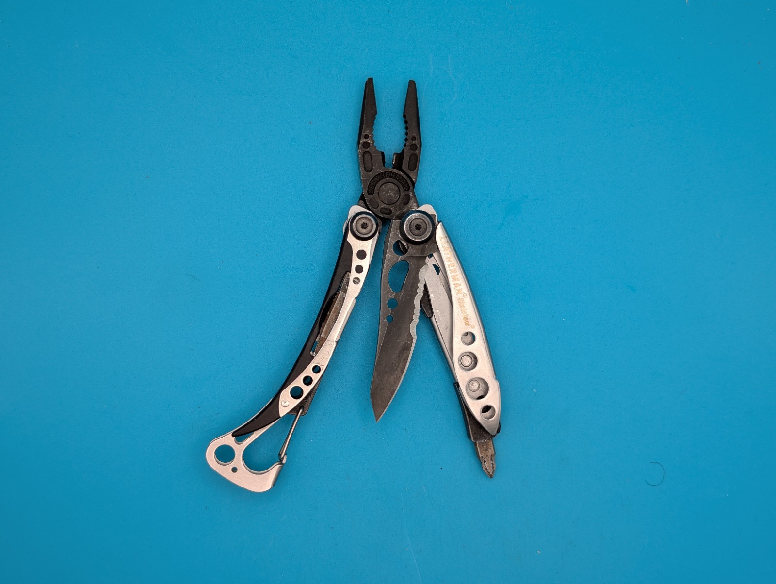 LEATHERMAN Skeletool Multi Tool – Combo Blade Knife Pliers! Silver & Black!