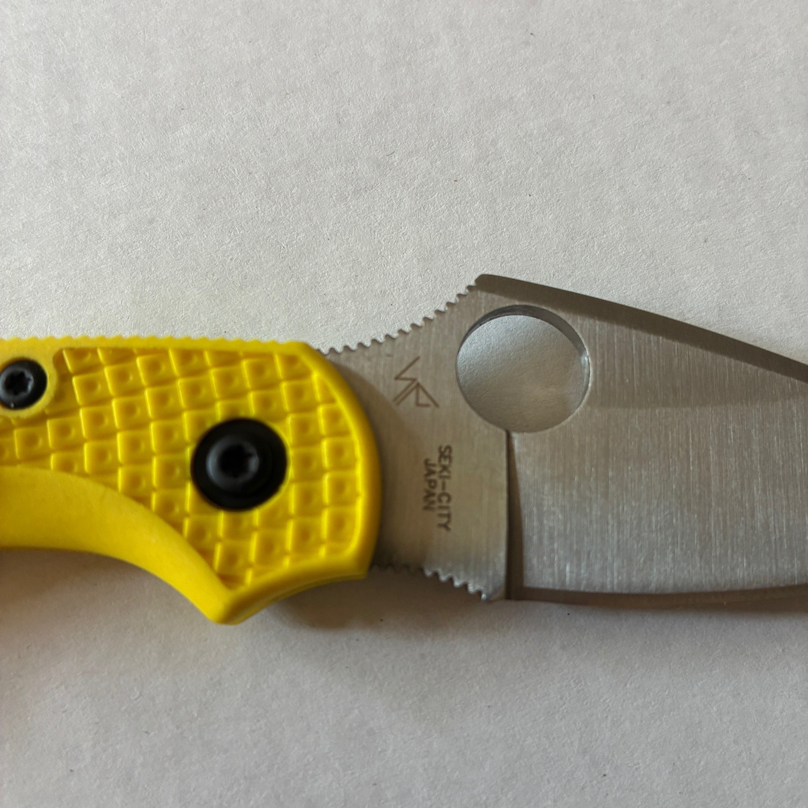 Spyderco C28PYL2 Dragonfly 2 Salt – Plain Edge H-1 Blade – Marine Yellow