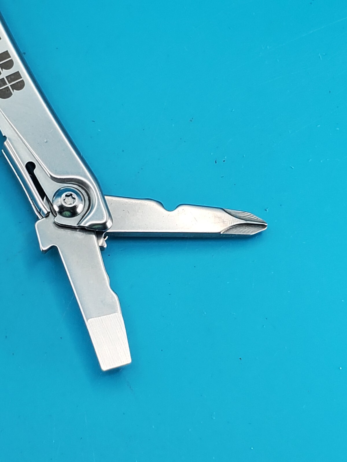 Leatherman Rev 3.8″ Multi-Tool, Stainless! *MINOR RUST ON ITEM*