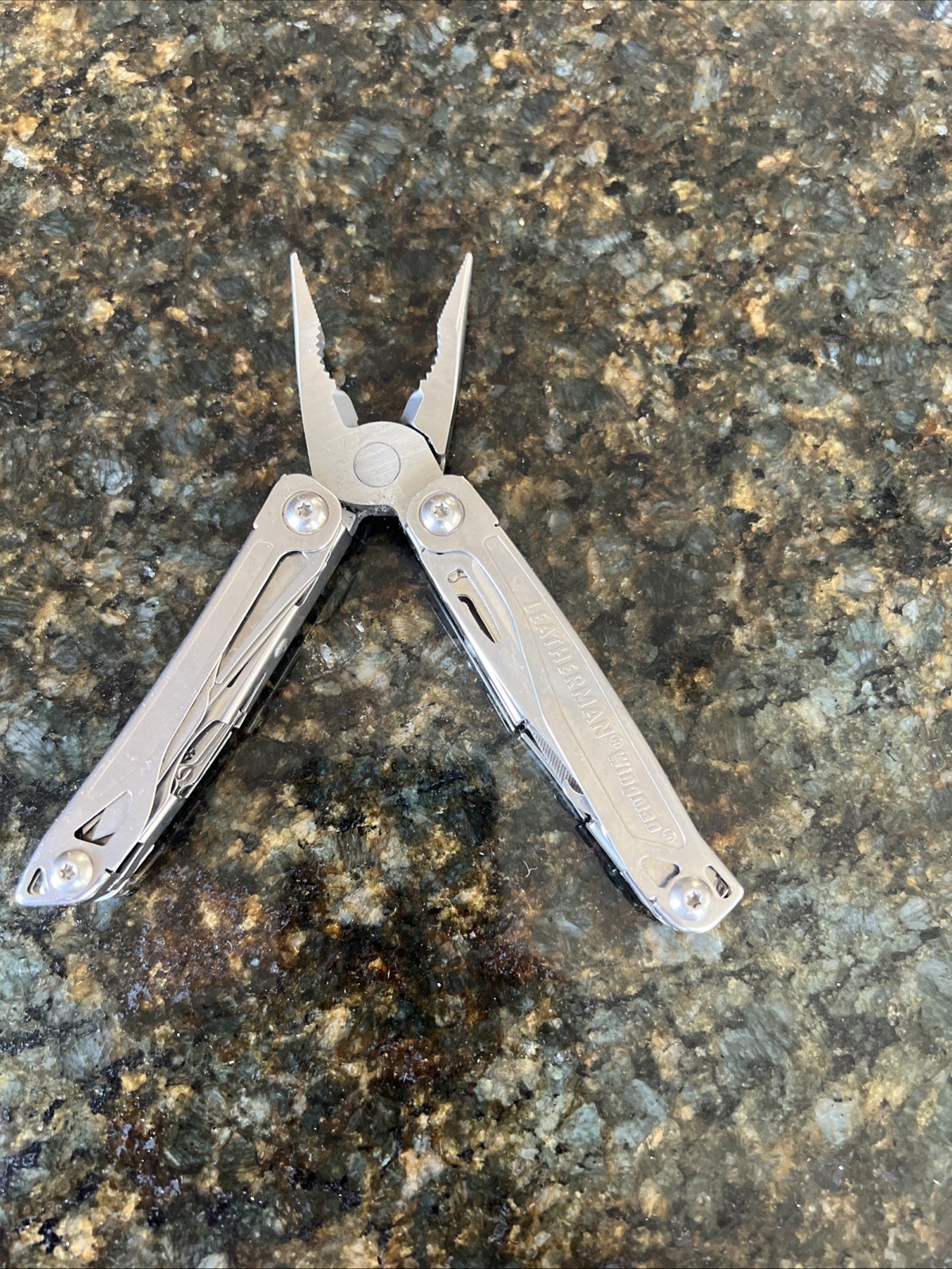 Leatherman Wingman 14 Tools Multi-Tool – Stainless Steel 831425