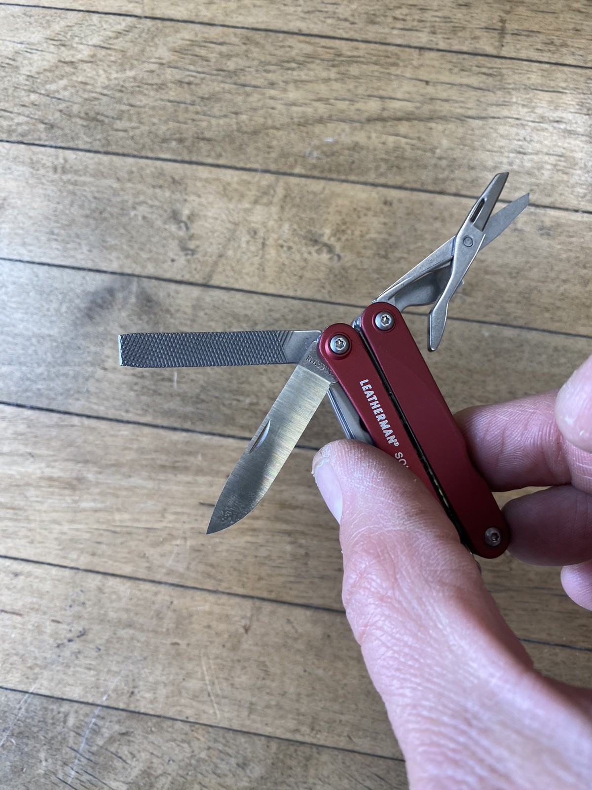 Leatherman Squirt ES4 Multi-Tool, Knife, Wire Strippers, Red – Canon – Exc B