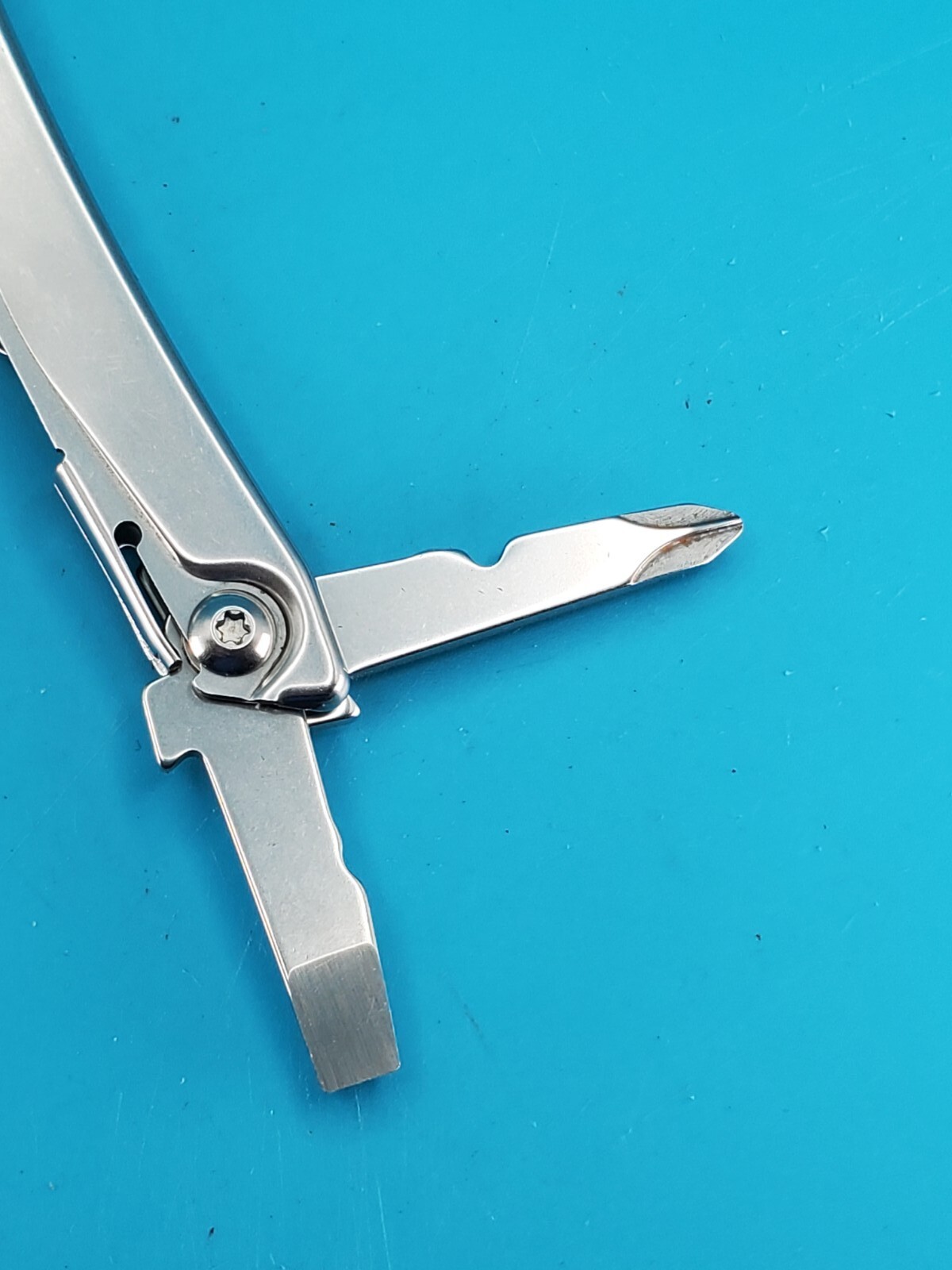 Leatherman Rev 3.8″ Multi-Tool, Stainless! *MINOR RUST ON ITEM*