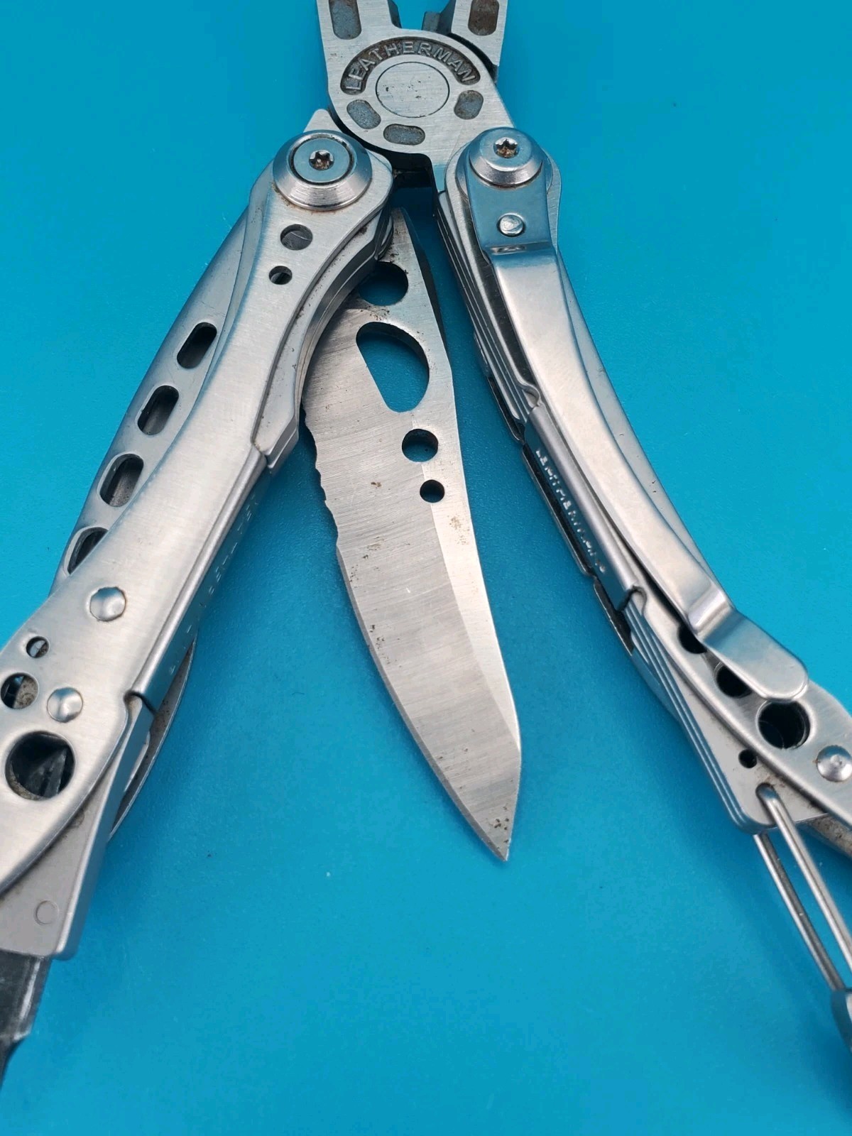 LEATHERMAN Skeletool Multi Tool – Combo Edge Blade Knife Pliers Carabiner!!!