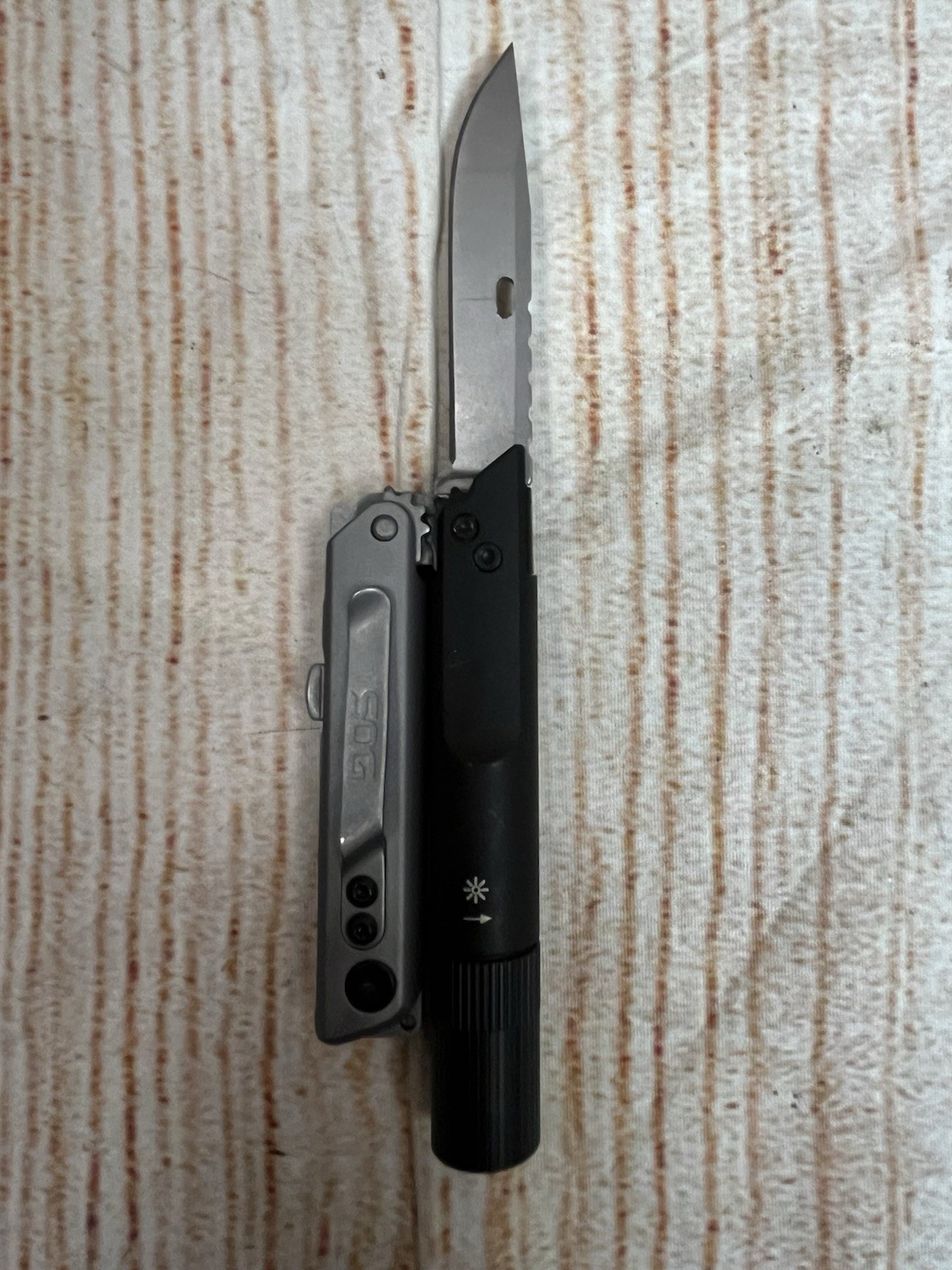 Sog Baton Q2 Multi Tool Flashlight Folding Knife Screwdriver Bottle Opener