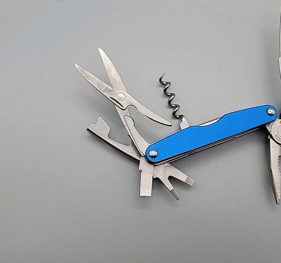 Leatherman JUICE CS4 Multi-Tool – Dated 0912 – Blue – Discontinued – Pliers