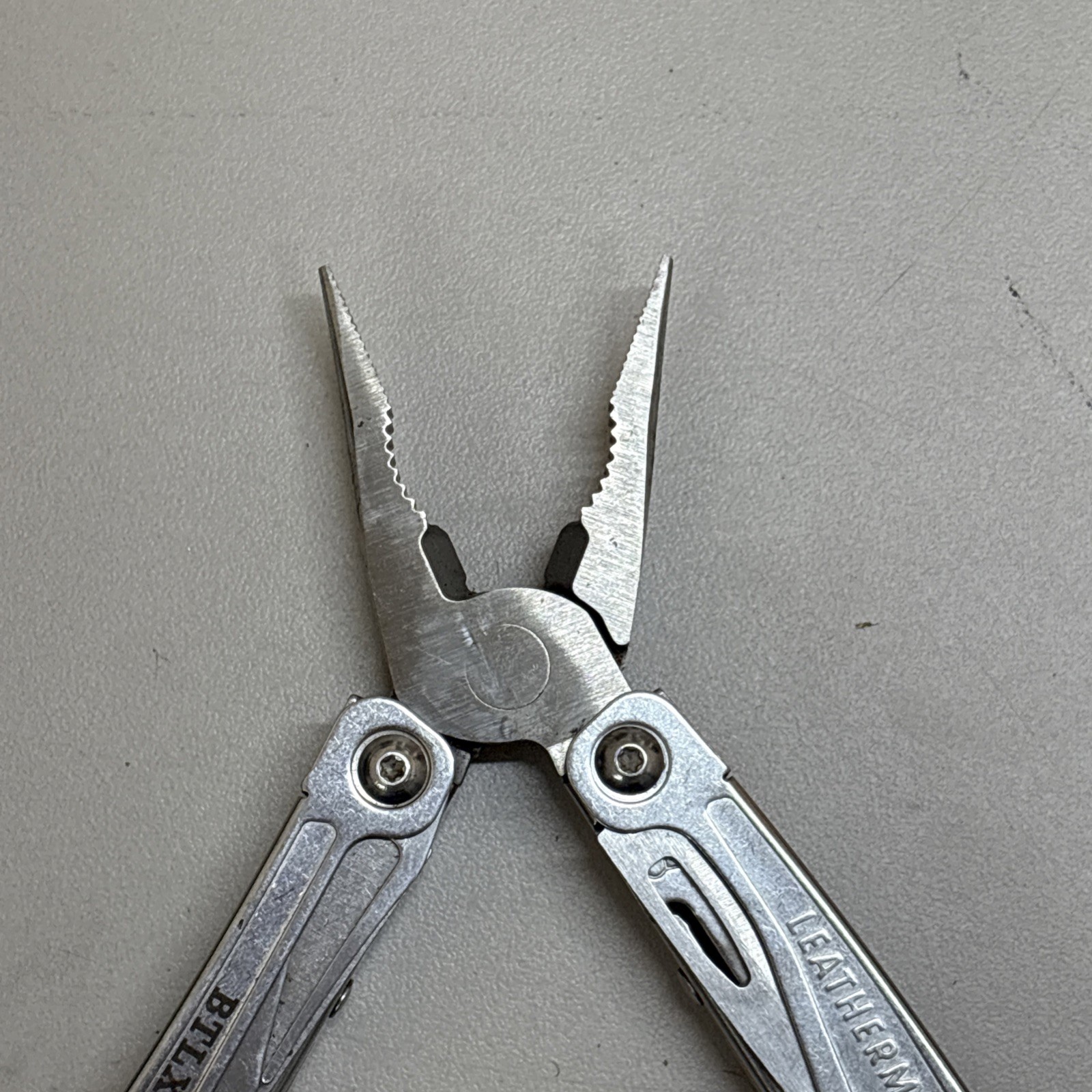 Leatherman Wingman Multitool with 14 tools Needle Nose pliers, wire cutter (026)